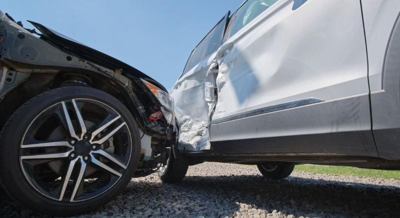 Karambol történt a kórháznál, a tűzoltók és a mentők is kivonultak a helyszínre