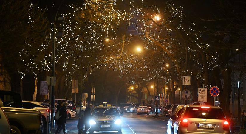 Eger egyik legszebb utcája is karácsonyi fényben pompázik már  fotók