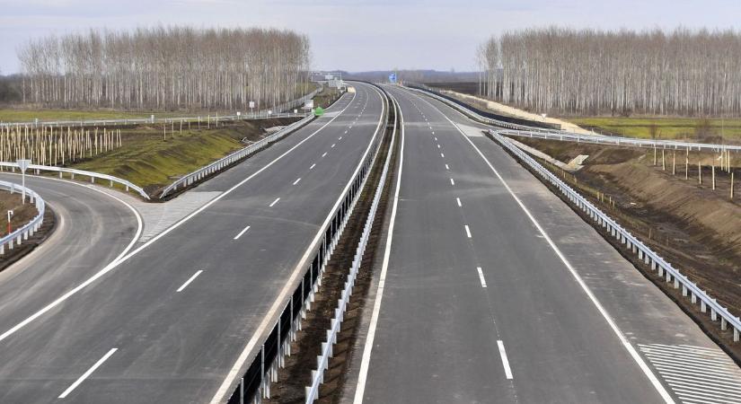 Vége a várakozásnak, kiderült, mikor gördülhetünk végig az új M4-esen!