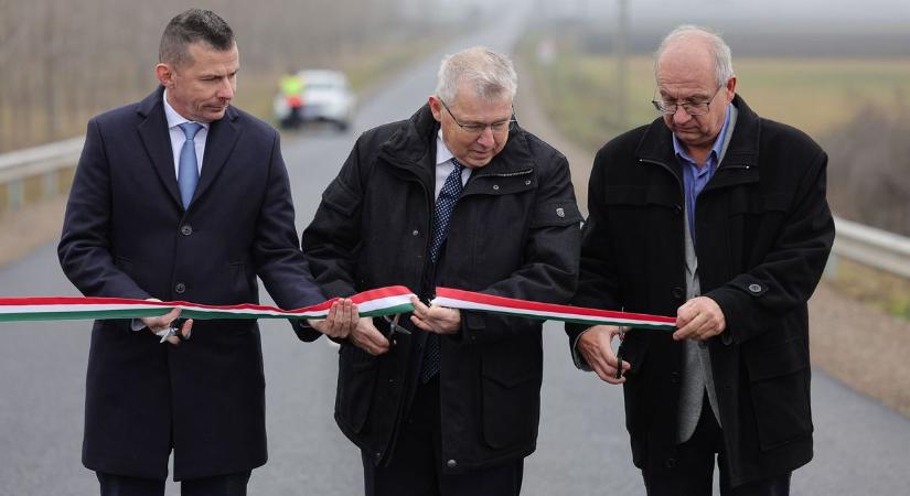 Évtizedek óta várták a tarnaörsiek: átadták a felújított utat