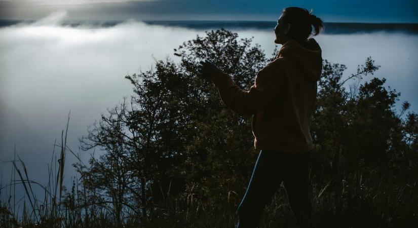 Ritka látványosság Magyarország legmagasabb pontjain, nappali fényesség ragyogta be az égboltot