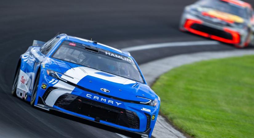 Denny Hamlin könnyekben tört ki az évszázad NASCAR-perének első tárgyalási napján