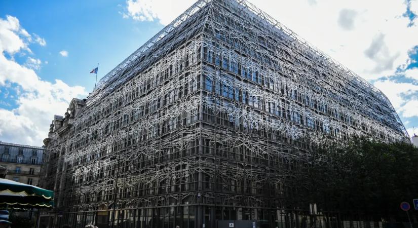 A híd közepén jött rá a nőre a gyötrő érzés. Miközben pisilt, a férfi eltakarta a kabátjával, de le sem vette róla a szemét