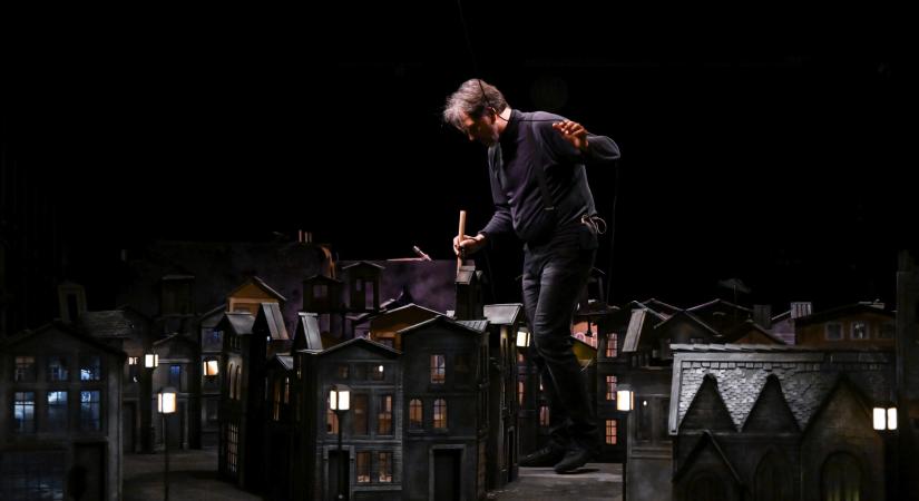 ÜDVÖZÖLJÜK HAMELNBEN! Varsányi Péter: A Patkányfogó Projekt / Kövér Béla Bábszínház, Szeged