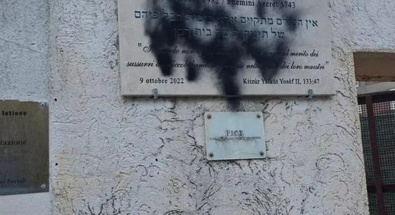 Megrongálták egy meggyilkolt zsidó gyermek emlékművét a római zsinagógában.