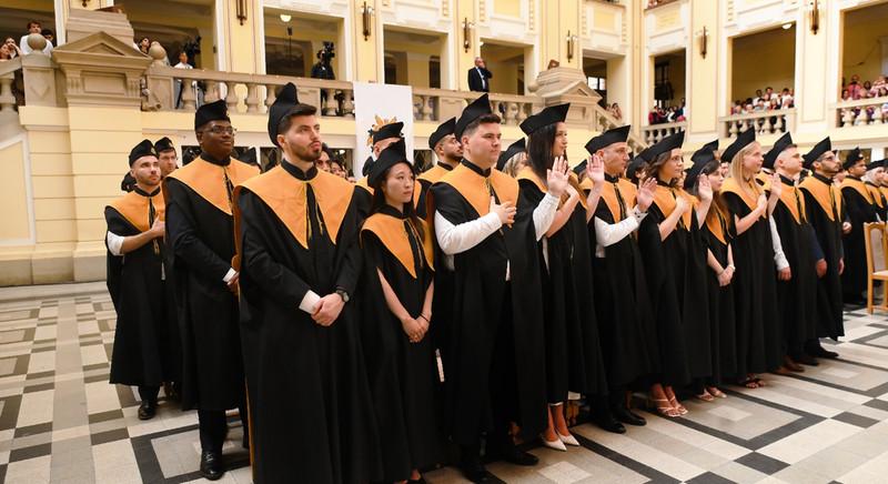 Kezdődnek a téli diplomaosztók a Debreceni Egyetemen: itt a menetrend