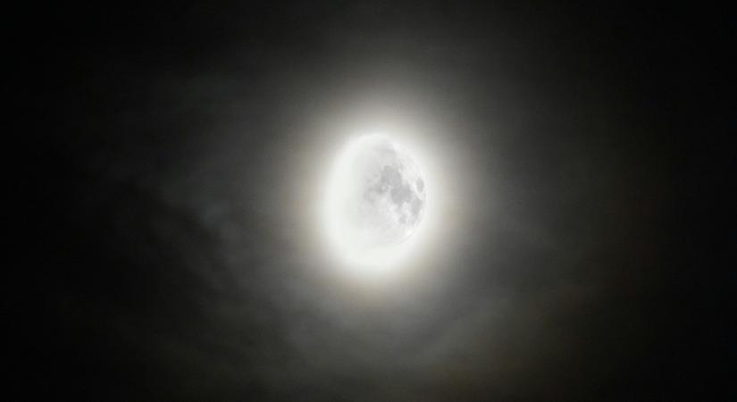 Szinte nappali világosságot varázsolt a hegycsúcsokon a növő Hold