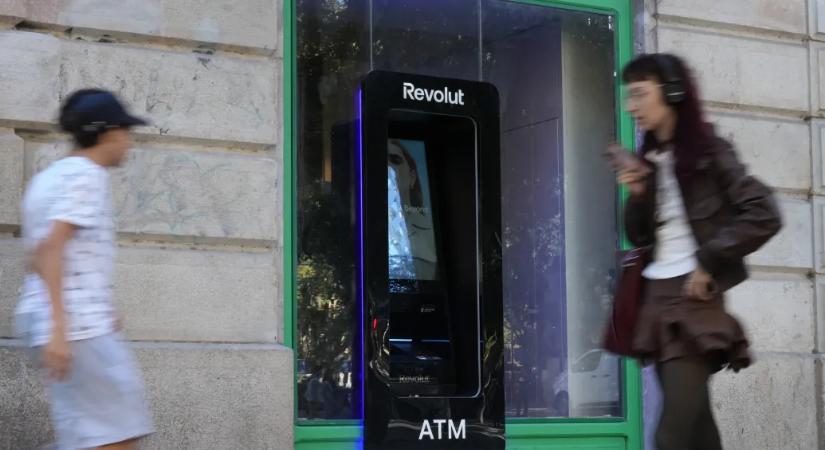 Megrettentek a bankok a magyar Revoluttól, egy sor díj elengedésével és kedvezményes devizaváltással vennék fel a versenyt