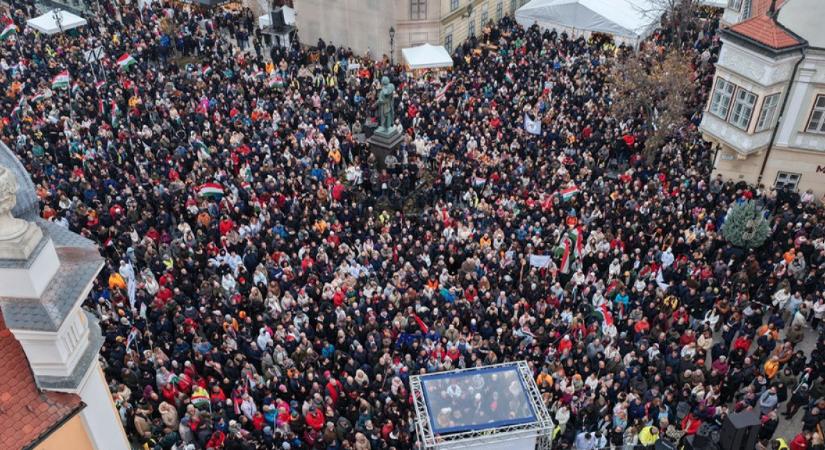 Áttört egy gátat a Tisza Párt