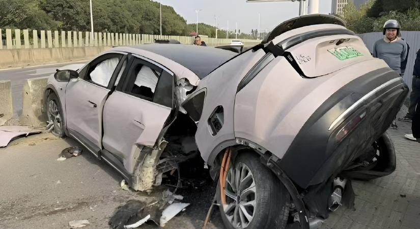 Brutális baleset: kettészakadt egy villanyautó a nagy sebességű ütközéstől