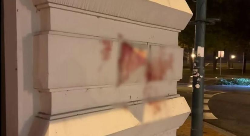 „Mint egy horrorfilmben!” – Rejtélyes vérfolt a Szegedi Nemzeti Színháznál, mi történt itt?