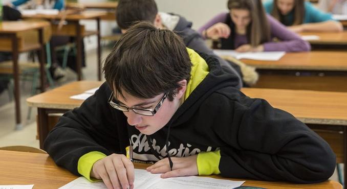 Központi írásbeli 2026: itt vannak a korábbi évek hatodikos feladatlapjai és megoldókulcsai magyarból