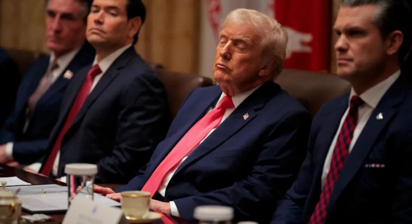 Élesebb vagyok, mint 25 éve, mondta Trump, mielőtt majdnem elbóbiskolt a kabinetülésen