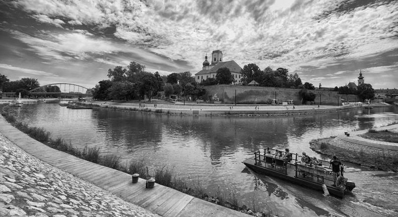Szürke idő, helyenként kisebb esővel