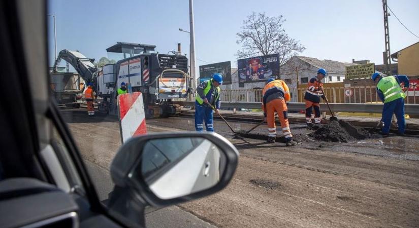 Javítási munkákat végeznek a Halasi úti hídon