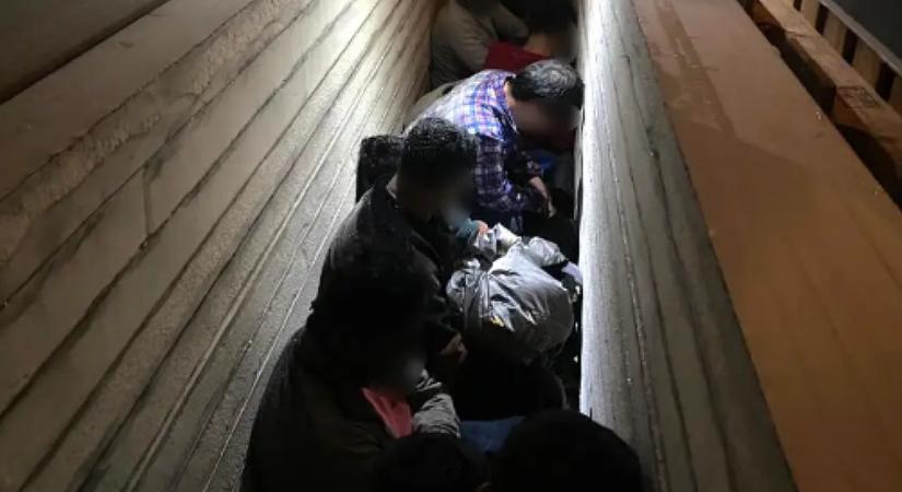 A mobilokba is belenézhetnek mostantól a hatóságok, ha ez a gyanújuk