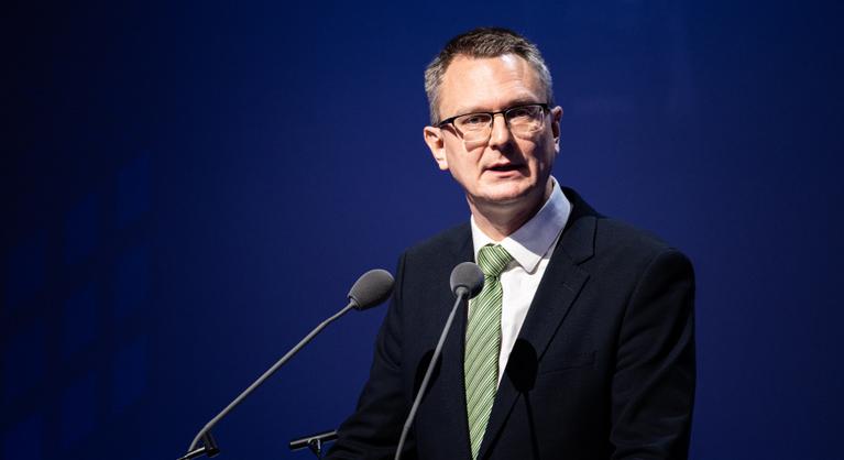 Bejelentést tett az államtitkár, érkezik a fegyverpénz