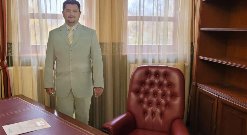 A leváltott igazgató helyett egy életnagyságú papírbábú várta a polgármestert az agárdi gyógyfürdőben