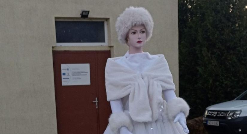 Fehér ruhás próbaba tűnt fel az adventi díszek között