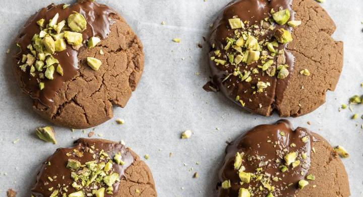 Csokiba mártott pisztáciás keksz: a tökéletes gasztroajándék