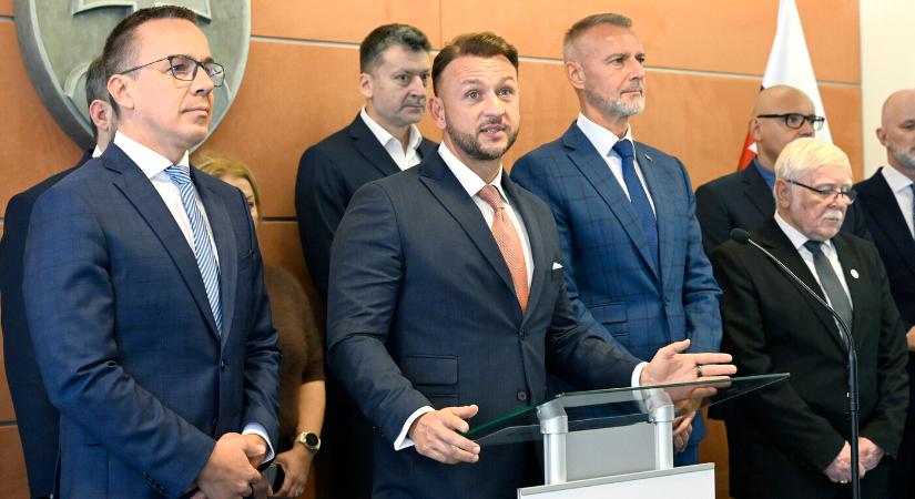 Akár a kormányt is magával ránthatja a mélypontra kerülő Hlas