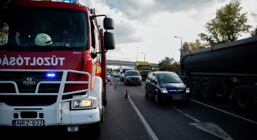 Őrület az M3-ason: törmelék borította el az utat egy karambol után szerda reggel!