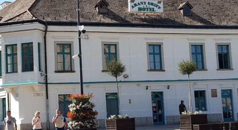 Eladó hotel és üzletház Pápa történelmi főterén