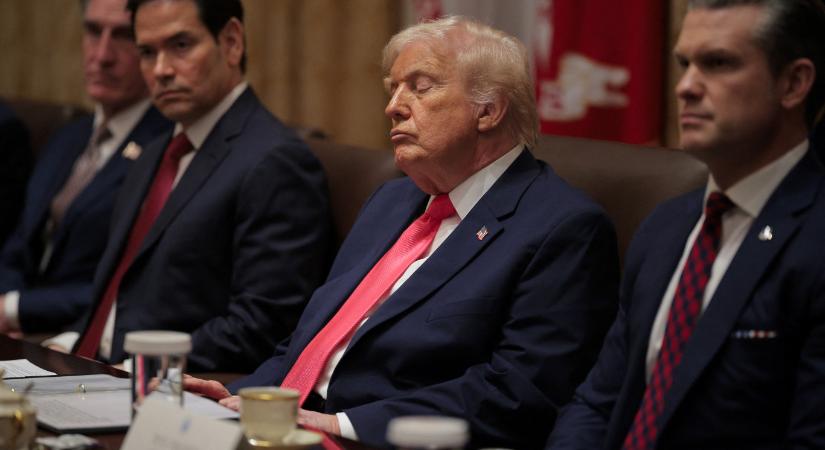 Trump szunyókált egyet a kabinetülésen, miután közölte, hogy „élesebb, mint 25 évvel ezelőtt”