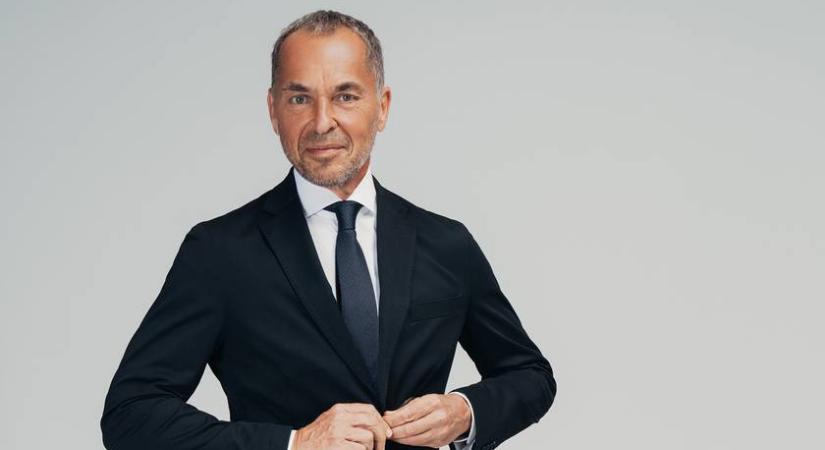 Palik László 13 évvel fiatalabb párja feszülős estélyiben pózolt: Petra alakjától lehidalunk