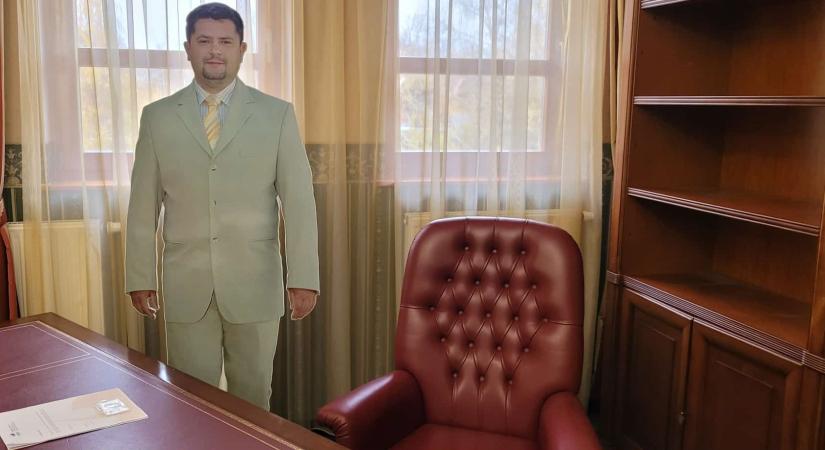 Elődje kartontonmása fogadta az agárdi gyógyfürdő új igazgatóját