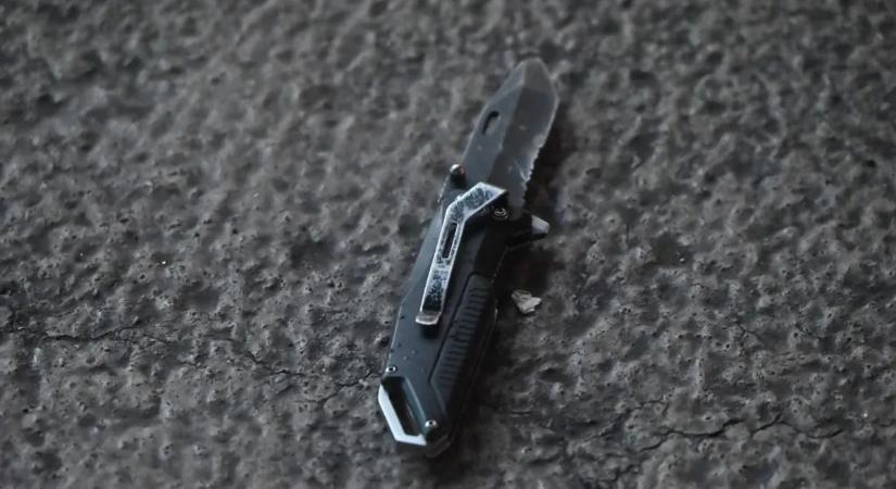 Fiatal férfi vesztette életét – brutális késelés a belvárosban