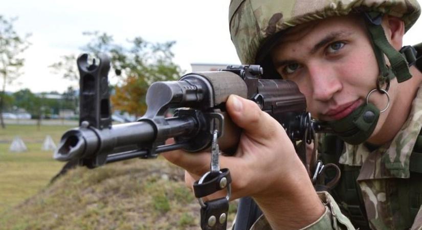 Fegyvert lopott, de nem jutott messzire a szálloda vendége