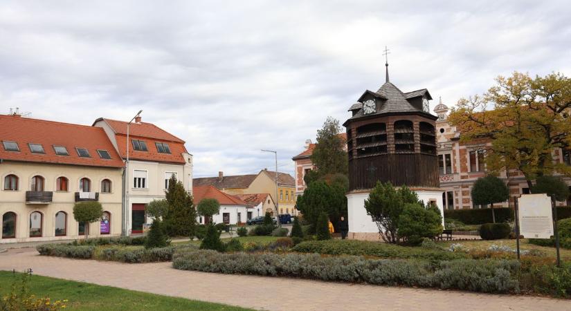 Példamutató fejlesztésbe fog Tata, így spórolnak milliókat az áramon