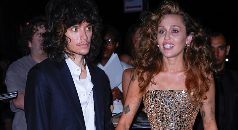 Miley Cyrus hatalmas gyűrűvel az ujján kezd új életet vőlegénye oldalán – De kicsoda Maxx Morando, a leendő férje?