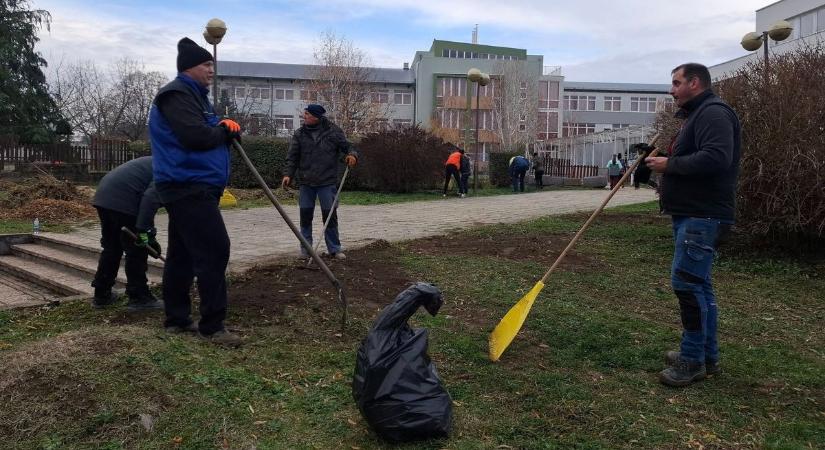 Összefogtak szülők és tanárok, hogy megszépüljön az iskola környéke