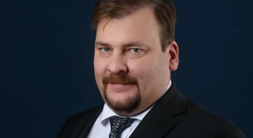 Mégis nyomozás indul az Alapjogokért Központ elemzője ellen, aki horogkereszttel átrajzolt szivárványszínű zászlót posztolt