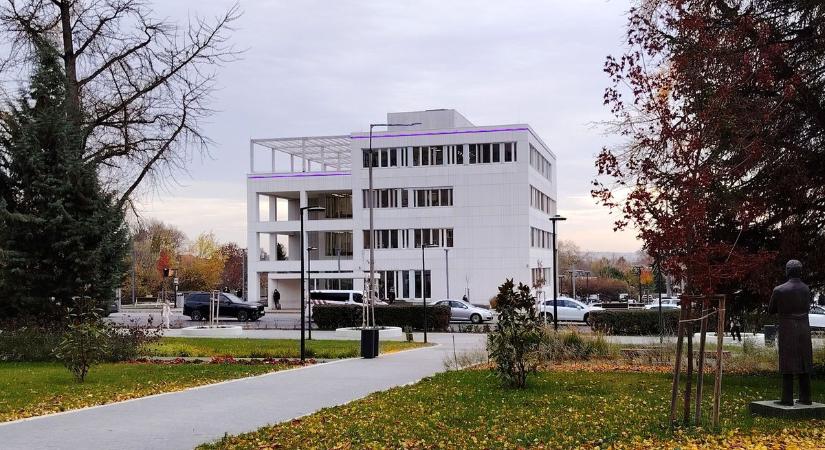 Pécsi Tudományegyetem fogászati tömbje ünnepi fényköntösbe öltözik