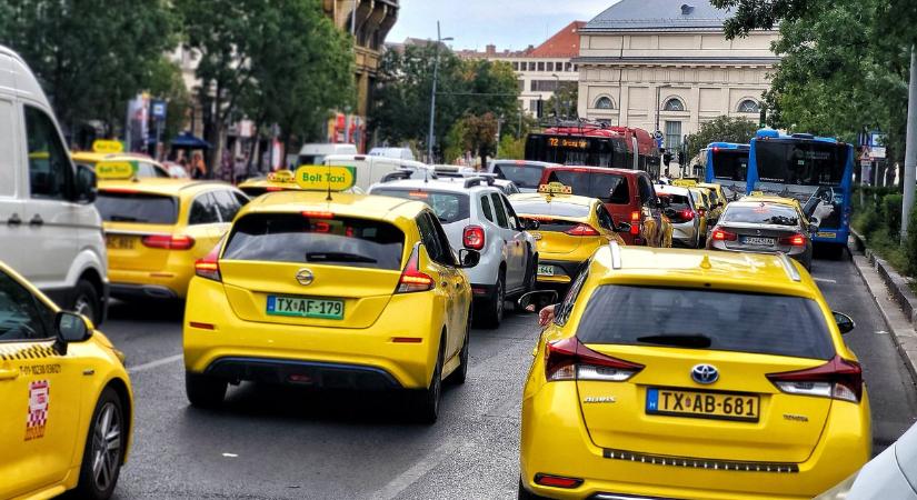 A „tisztességtelen verseny” miatt lehúzta a rolót az egyik ős taxis társaság