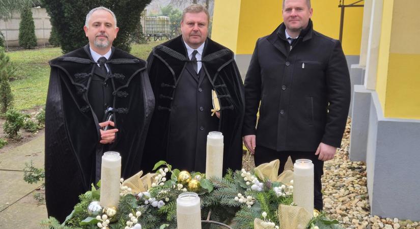 Álmosdon is kigyúlnak advent fényei