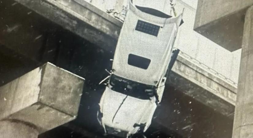 Horrorbaleset: öt órán át lógott a hídról a kamion – videó