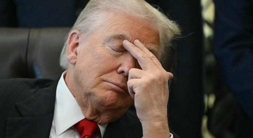 Donald Trump éles elméjével dicsekedett, majd úgy tűnt, többször is elbóbiskolt egy kabinetülésen