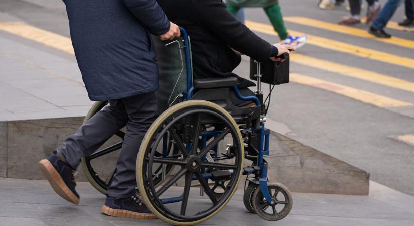 „Majdnem kiborítottak a kerekesszékből a járdára” – Segítenél? Előbb tedd fel ezt a két kérdést
