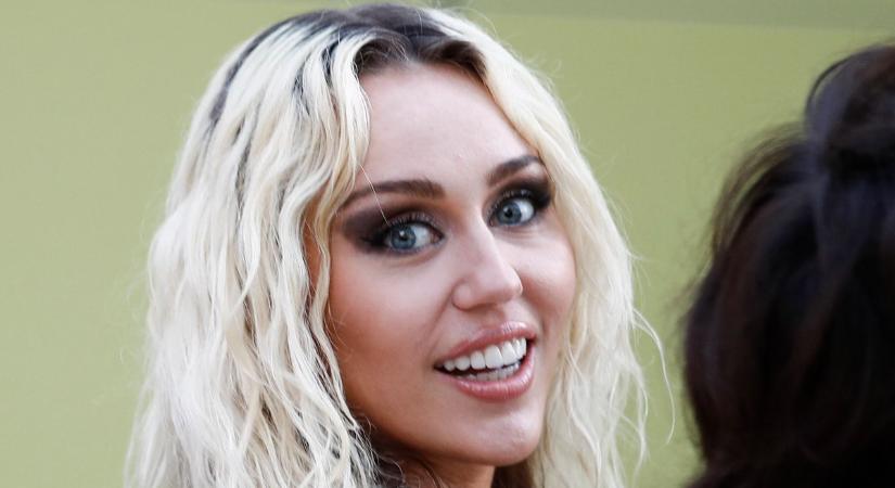 Eljegyezték Miley Cyrust? Gyémántgyűrű csillogott az énekesnő ujján