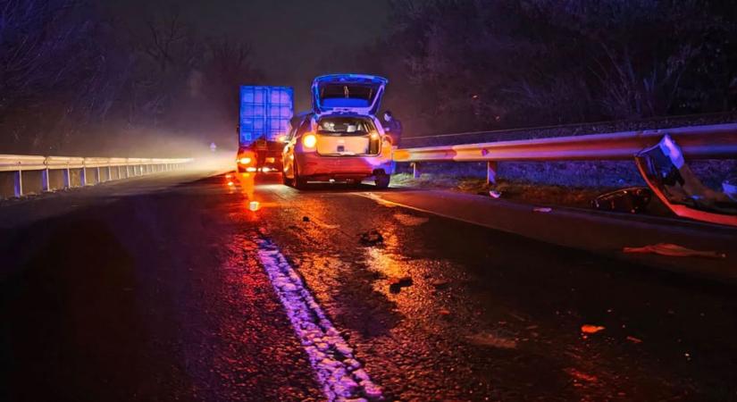 Baleset történt Pörbölynél: kamionba rohant egy személyautó