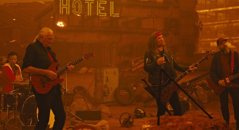 Kér a nép: itt a Tankcsapda új klipje az ország egyik legjobb gitárosával