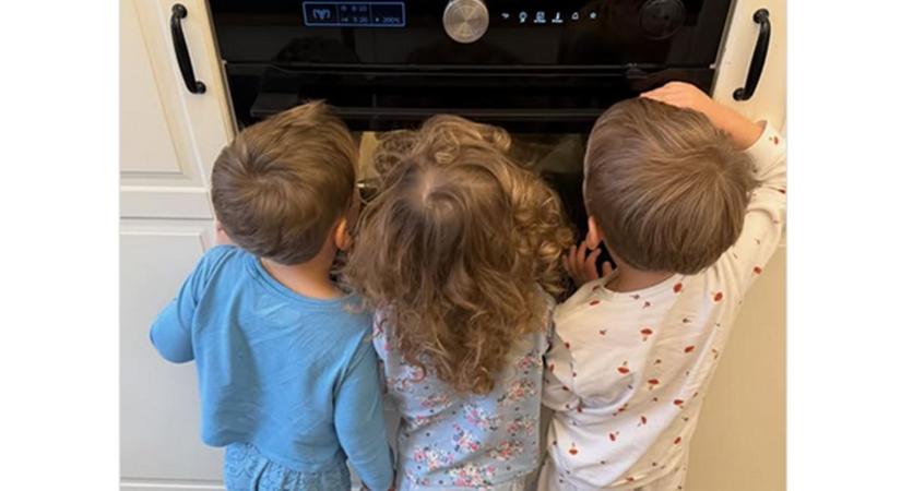 Rúzsa Magdi pizsamás hármasikreinél ma nincs édesebb