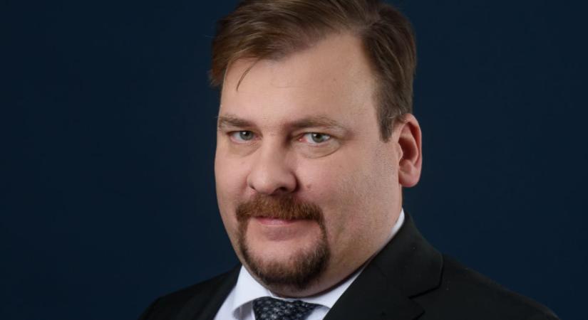 Mégis nyomoznak az Alapjogokét Központ elemzője ellen, aki horogkeresztes szivárványszínű zászlót posztolt