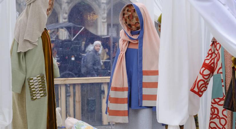 Brüsszel woke szemléletben újragondolt rongybetlehemet állított ki a főterén