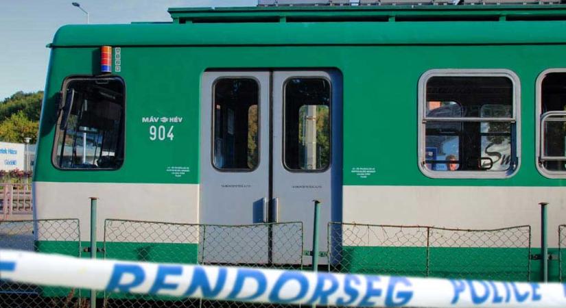 Vádat emeltek az apa ellen, akinek a lányát megtámadták a HÉV-en, súlyos büntetést kér rá az ügyészség