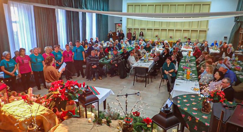 A szépkorúak ünnepe: szeretet és közösség advent fényében